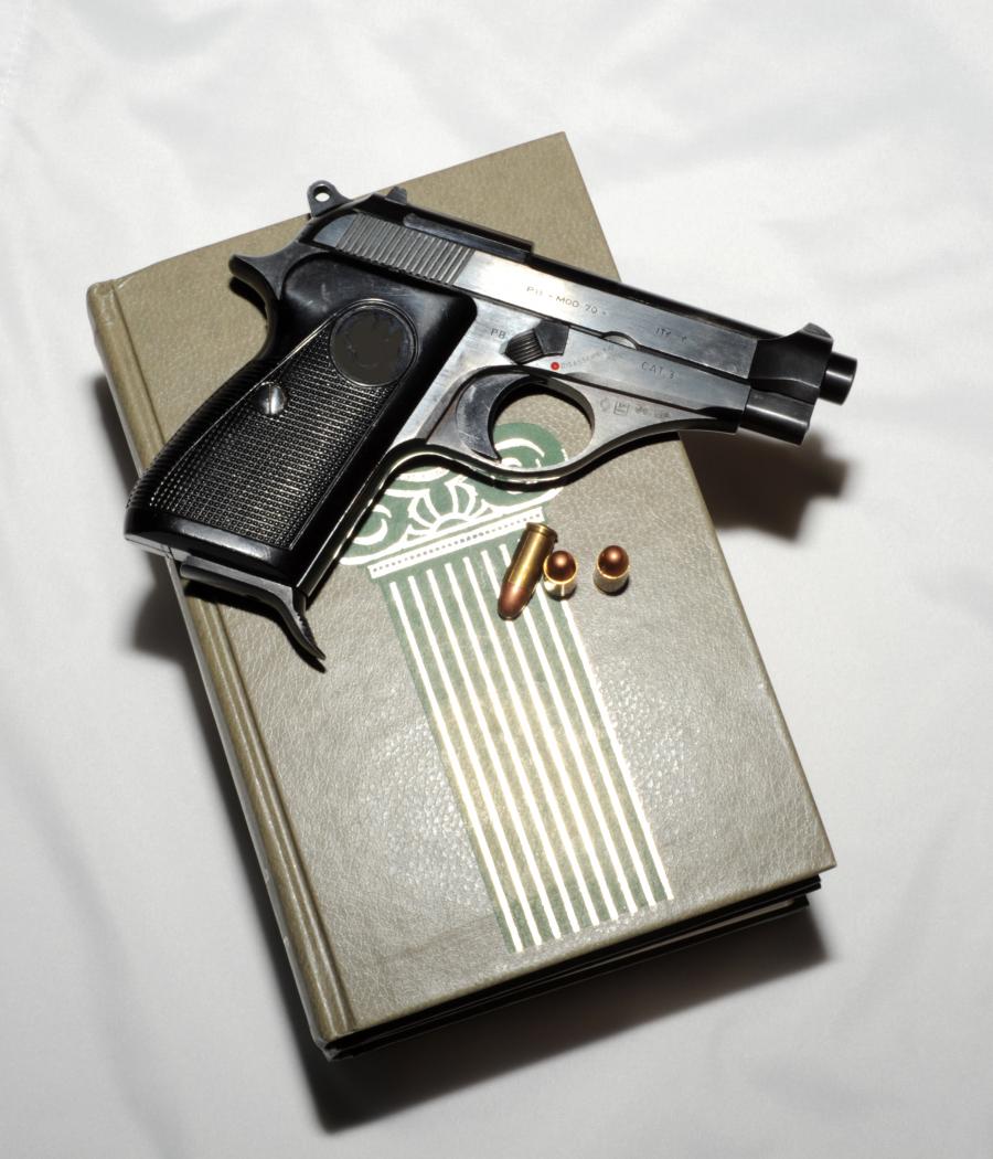 Foto af pistol og bog