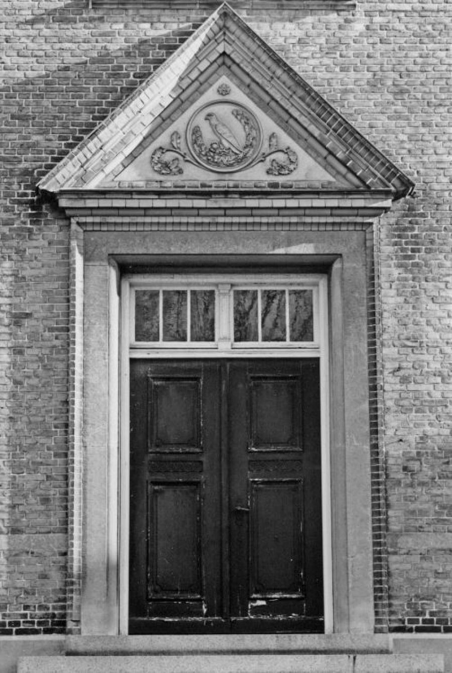 Billedet viser hoveddøren på Frederikssund Kommunale Skole (Falkenborg) bygget i 1903.