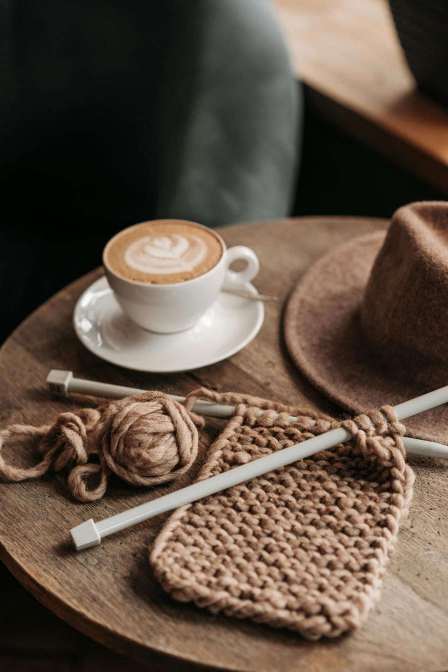 Strikketøj og kaffe. Foto credit: Pavel Danilyuk