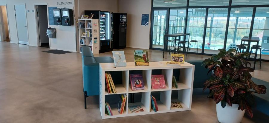 Der er to reoler med bøger i Frederikssunds nye Svømmehal.