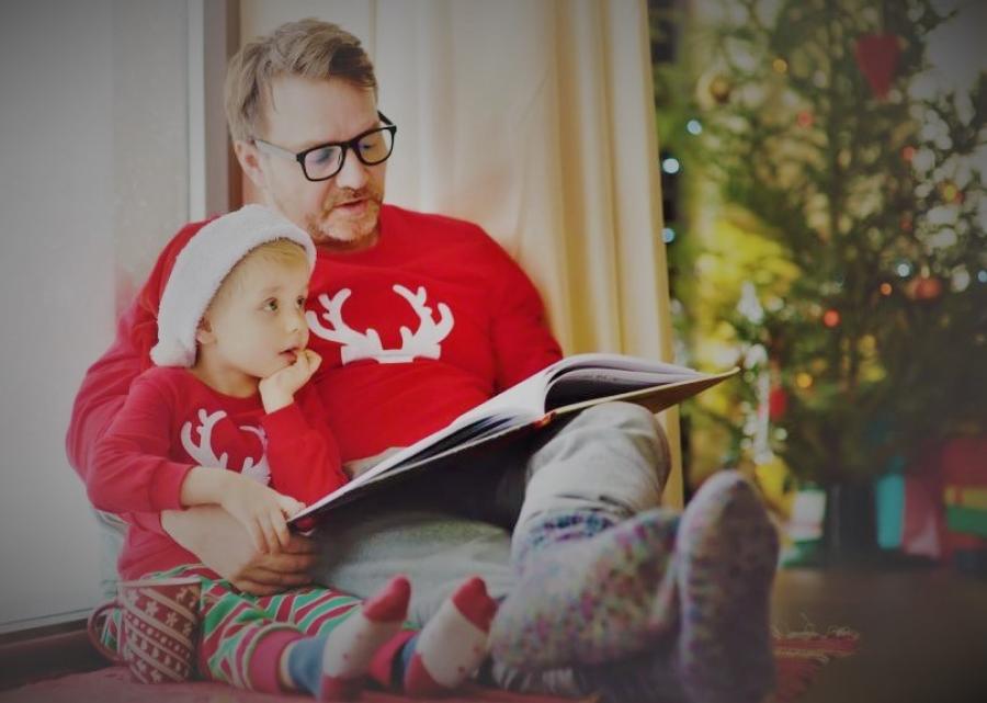 Far læser julehistorier for barn