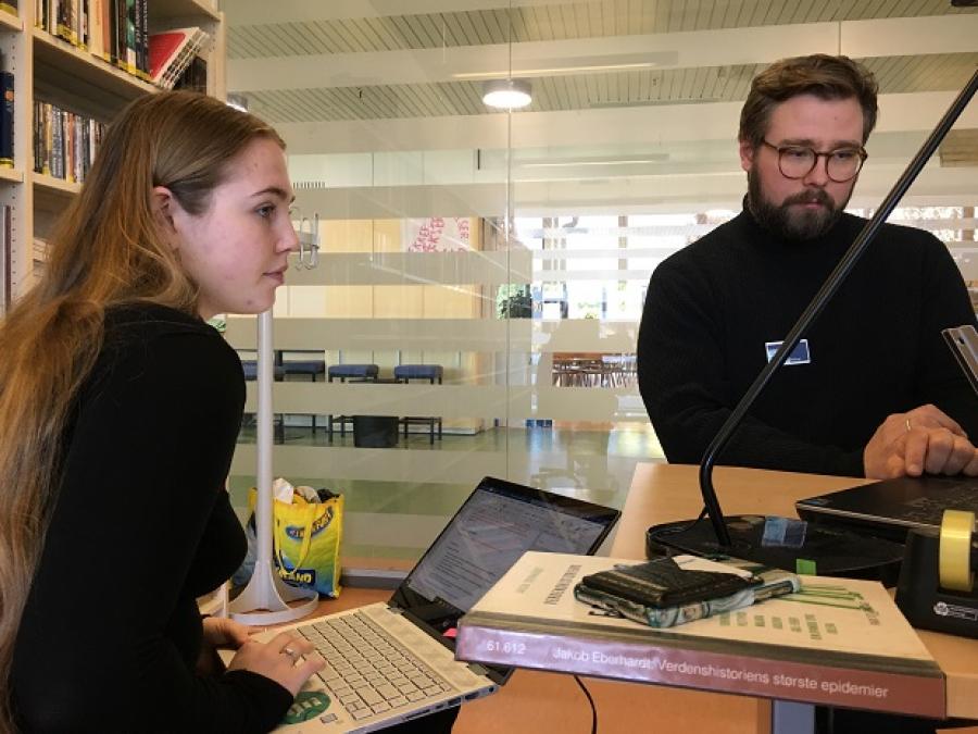 Anna Hasfeldt Sørensen får hjælp til sin SRP-opgave af campus-koordinator Mikkel Kræmer Storm.