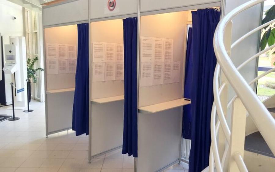 ​​​​​​​Tre stemmebokse i Borgercenteret er klar til at modtage vælgere, der ønsker at brevstemme. Foto: Frederikssund Kommune.